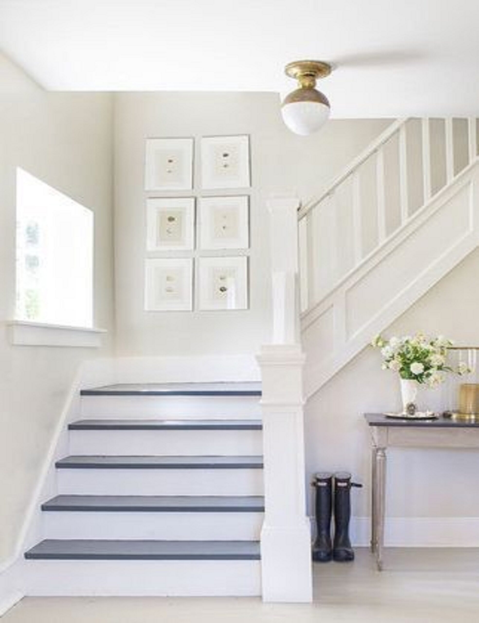 Белая деревянная лестница в интерьере